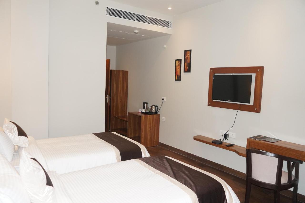 Neel Clarks Inn Express อัครา ภายนอก รูปภาพ